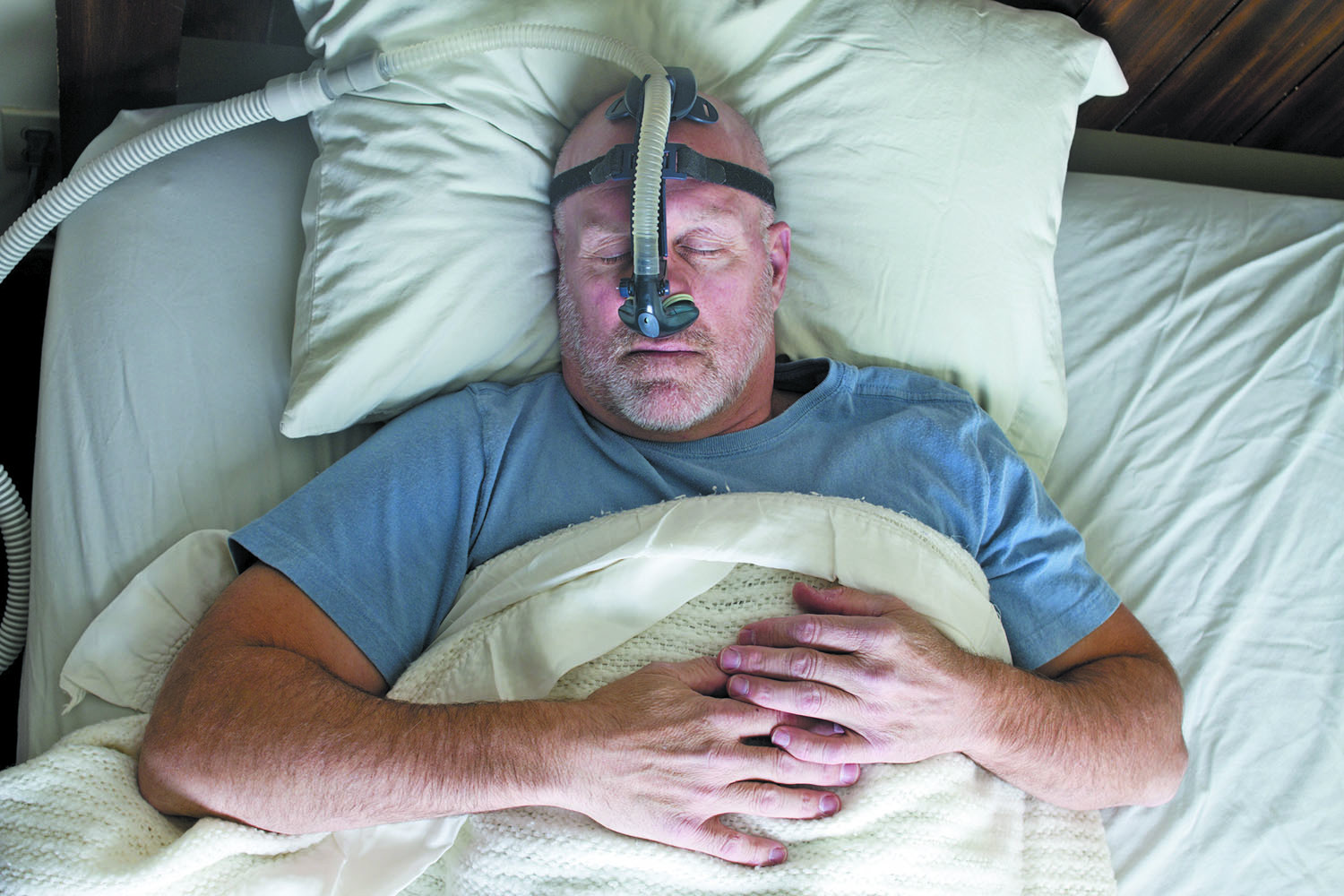 You are currently viewing How does a CPAP machine work to treat sleep apnea?